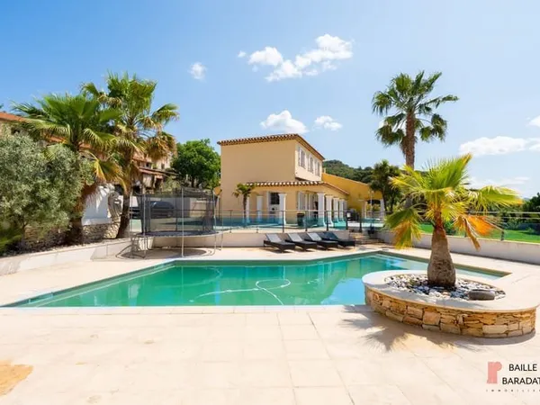 Maison 8 pièces 230 m²