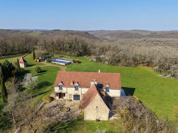 Exclusivite - Secteur Gourdon - Ancien Corps de ferme restauré avec vue imprenable et piscine sur 2h