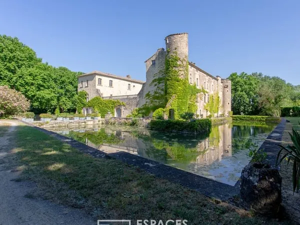 Appartement dans un château du XIIe siècle avec piscine
