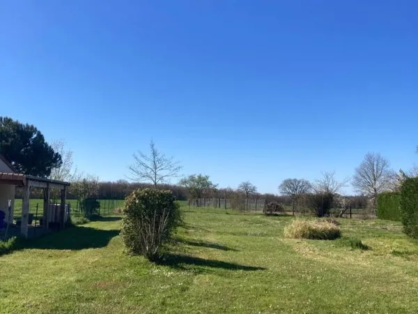 NIEUIL-L'ESPOIR, terrain constructible de 1050m2
