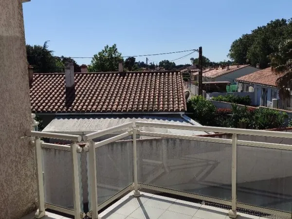 Appartement 2 piéces avec terrasse, place de parking et climatisation.