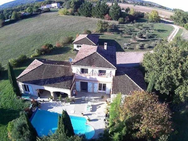 Propriété de style provençal située en campagne, au calme à 7 kms de Cordes sur Ciel, avec piscine, 