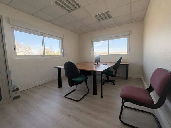 Local d'activité 989 m²