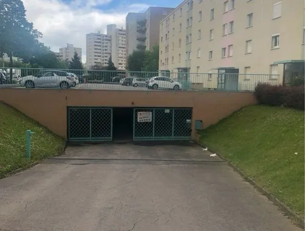 Place de voiture parking souterrain sécurisé vandoeuvre