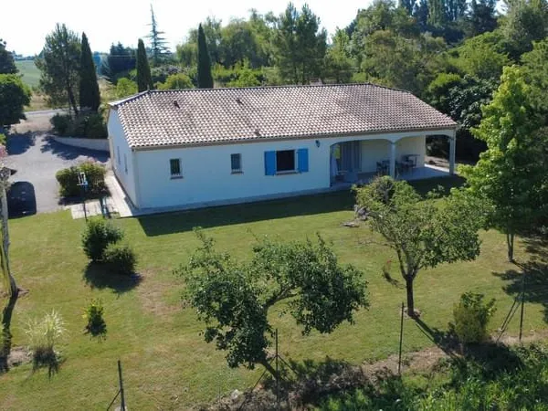 Maison familiale de plain-pied avec piscine et grand terrain à Laplume