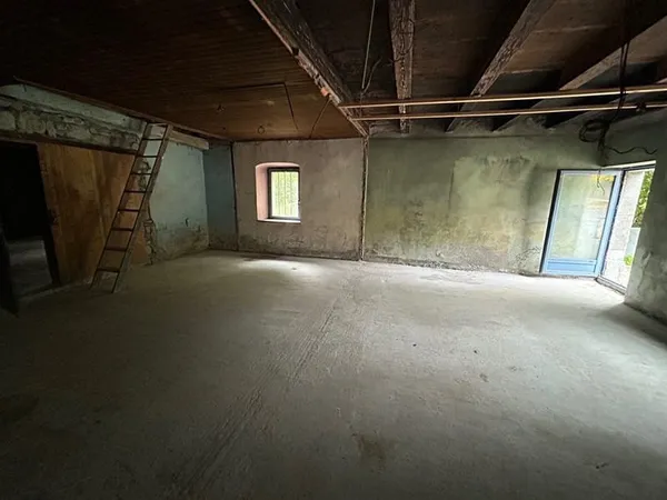 DRAILLANT - Plateau à aménager de 85m² avec jardin, cave et 2 places de stationnents