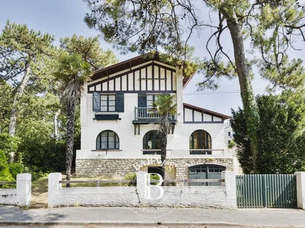 LA BAULE LES PINS - Villa de caractère proche de la plage