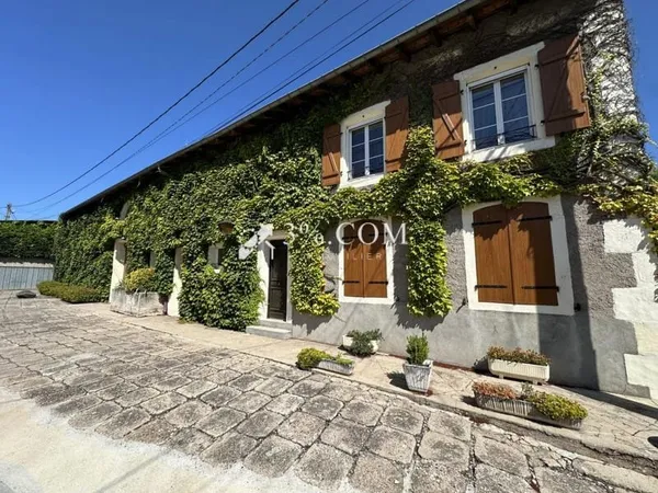 MAISON DE VILLAGE 300 M2 - TERRAIN 8.5 HECTARES - BOX POUR C