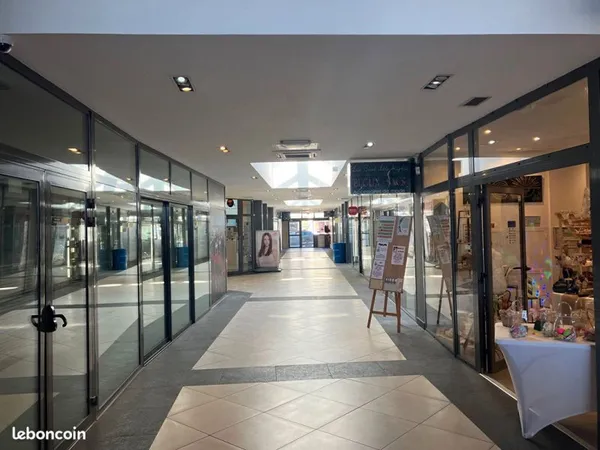Local 170 m² FREJUS