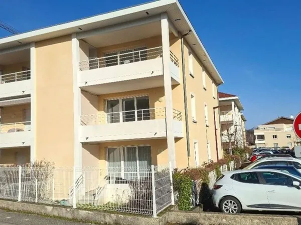 F2 63 M2 AVEC TERRASSE 2012 AU CENTRE DE VARCES