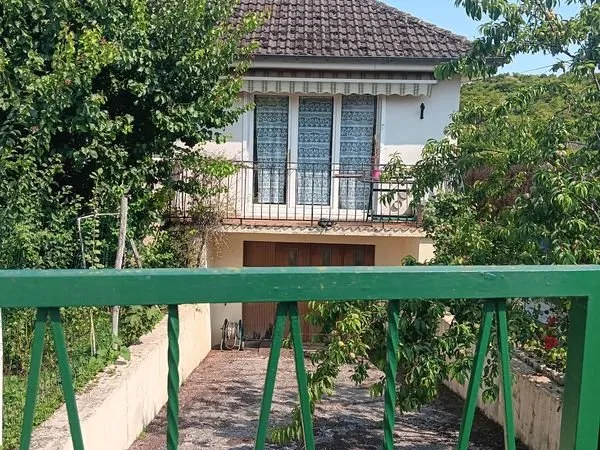 3km de sens belle maison de 85m2 sur 700m2 de terrain clos