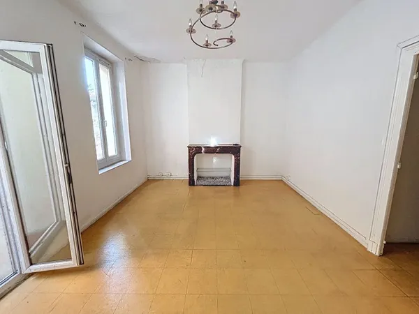 Appartement Toulon EST de 3 pièces de 64 m² avec cour et par...