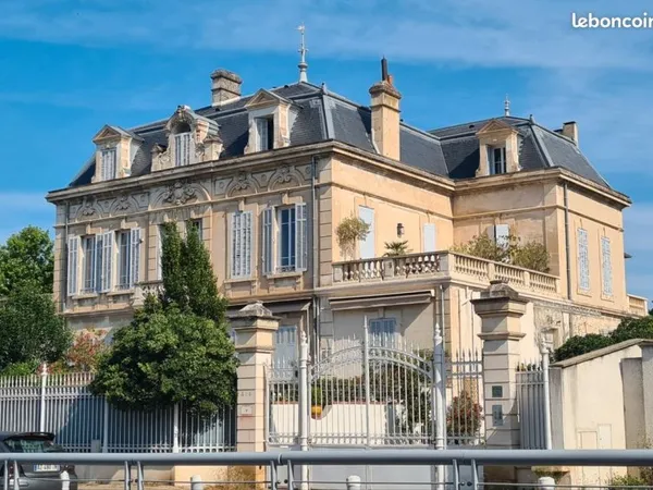 T2 entièrement meublé dans une belle batisse