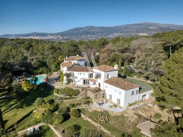 Villa 12 pièces 900 m²