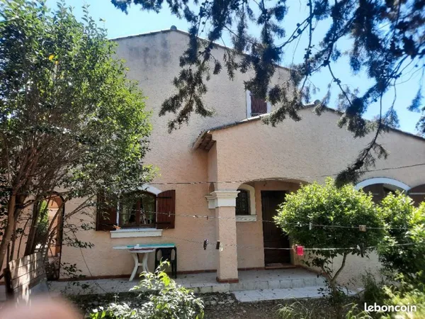 Villa dans pinede sans vis à vis 2730 m2 terrain grand parking + F2 accolé