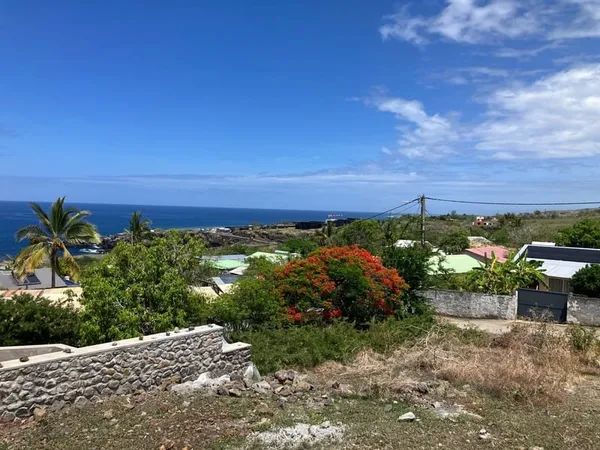 Terrain avec belle vue mer de 302 m2 viabilisé à bâtir