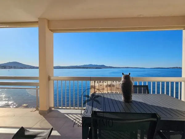 T2/3 vue mer sur le port de Sanary