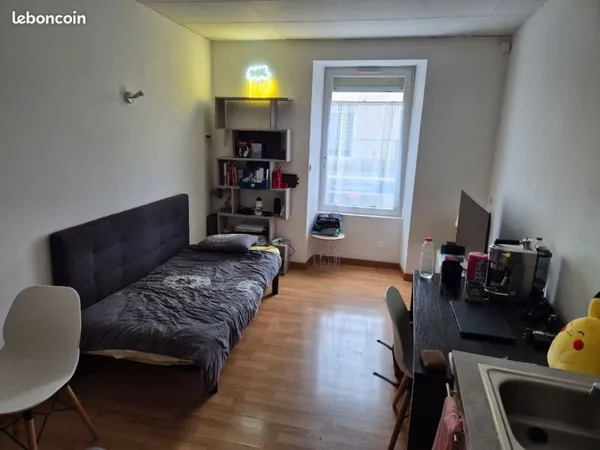Location studio meublé proche place Travot 450 euros toutes charges comprises
