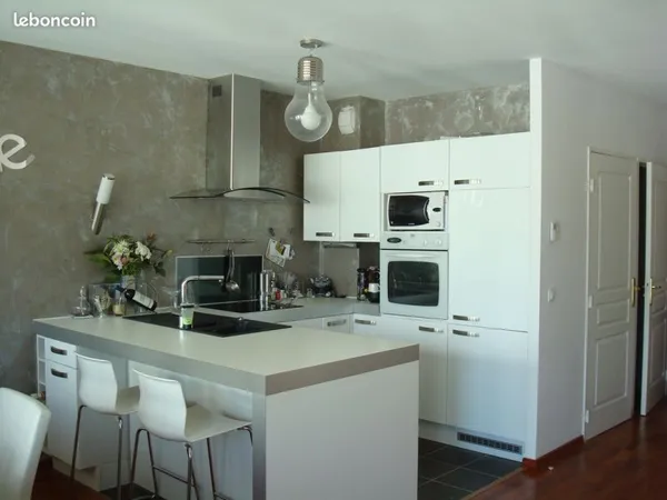 T2 Caserne de bonne 50 m² avec gardien + box