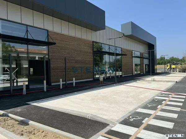 LOCATION LOCAL COMMERCIAL 105 m2 - SALON DE PROVENCE