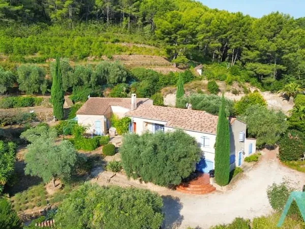 Maison 7 pièces 198 m2 sur terrain de 5375 m2 Le Beausset