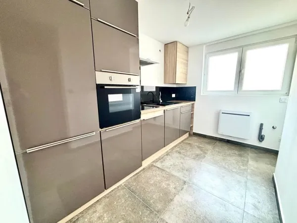 RÉNO 2025 100%: DUPLEX 85m2 env.(sol), CAVE+2 GARAGES