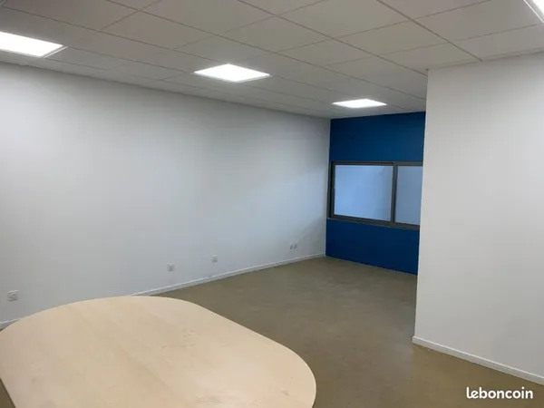 Pusignan : local avec entrepot et bureaux
