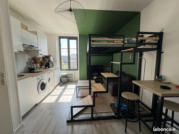 Rue TOUSSAINT studio meublé renové