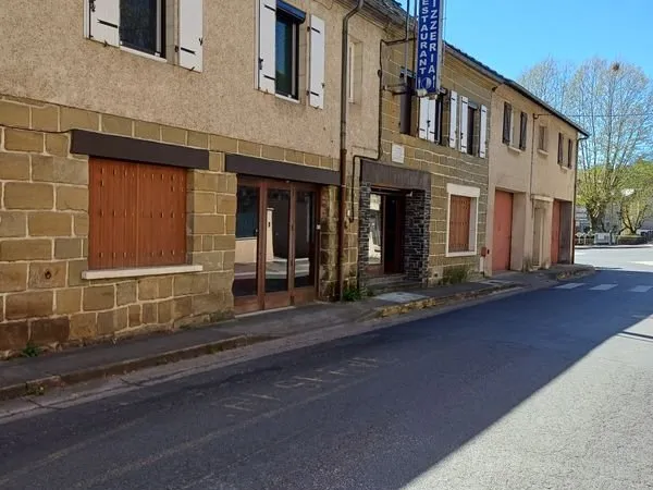Objat centre - grand immeuble avec local et habitation - nombreuses possibilités