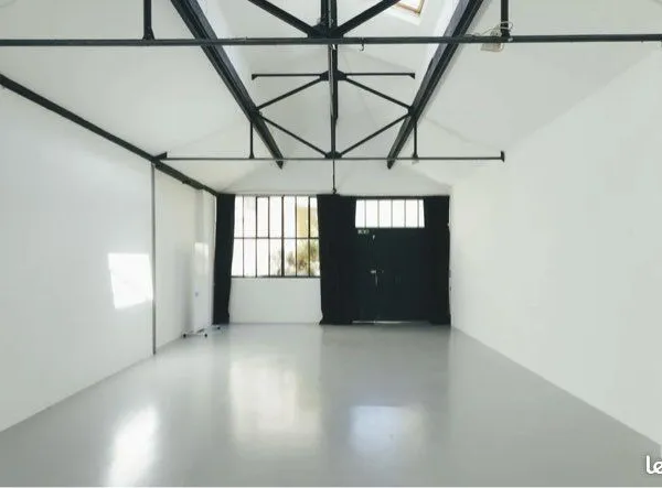 Bureau atelier atypique de 200 m2 refait à Montreuil limite Vincennes