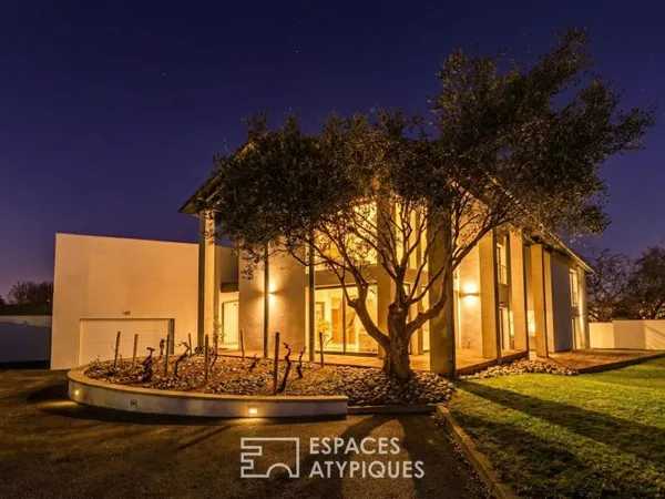 Contemporaine avec bureaux indépendants et piscine chauffée proche de Blagnac