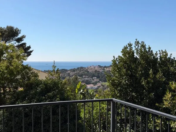 PROPRIETE DE 192 m2 AVEC VUE MER ET COLLINE