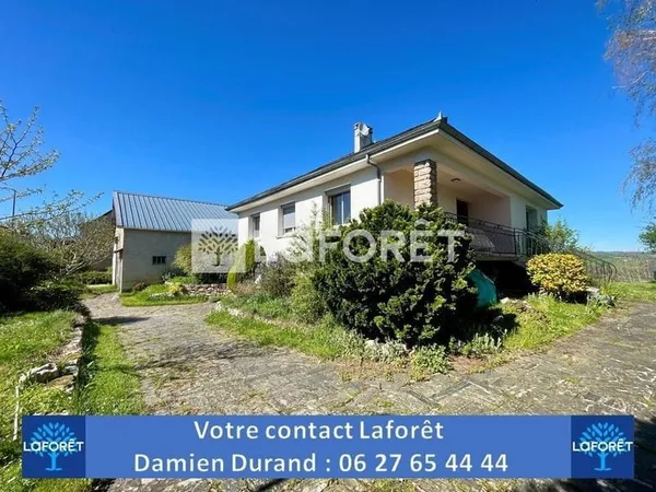 Maison avec piscine et grande dépendance.