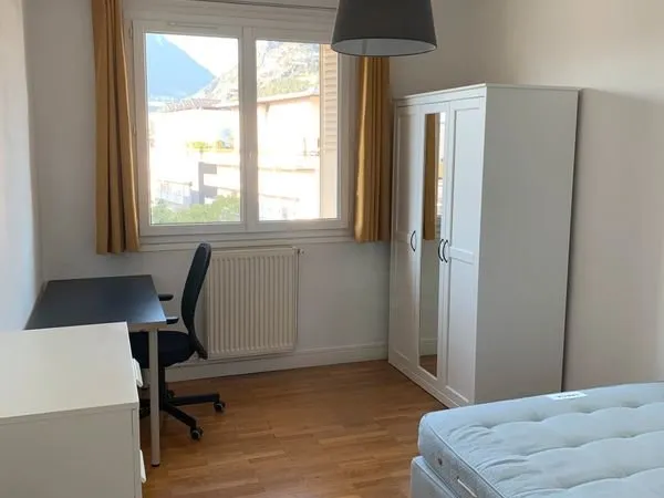 Idéal étudiant : colocation dans appartement centre-ville de Grenoble. Il reste 1 chambre de disponi