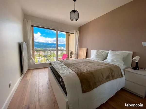 Chambre meublée dans Très Bel appartement meublé, refait à Neuf
