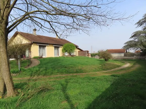 Maison individuelle T4 96 m2 avec sous-sol complet sur grand terrain de 1886 m2