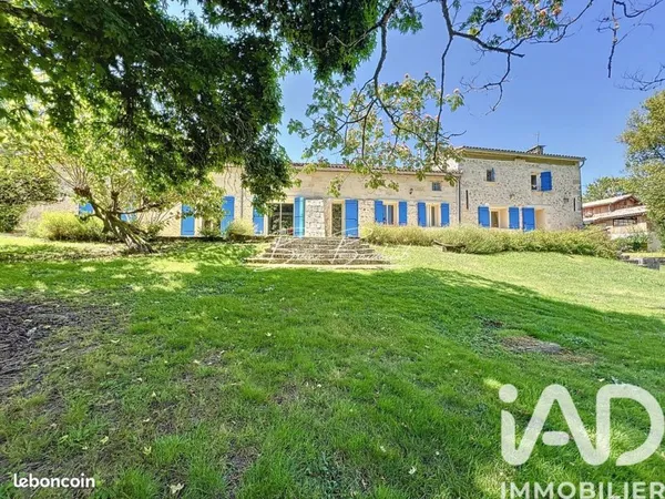 Maison 8 pièces 239 m²