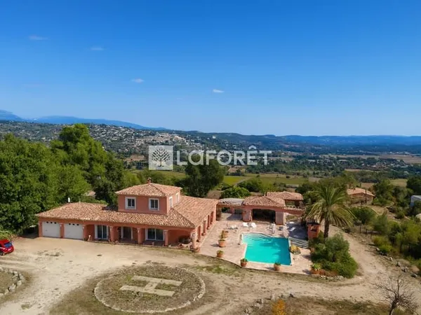 Propriété provençale vue panoramique Piscine balnéo et Helisurface