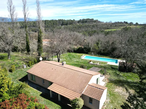 VILLA PLAIN-PIED 130 M2 4 CHAMBRES SUR UN TERRAIN DE 2300M2 ET UN BASSIN DE NAGE 17x5