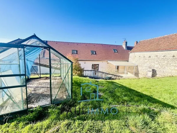 CHARMANTE LONGERE AVEC GRAND JARDIN