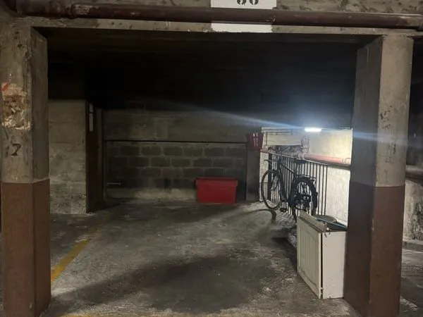 Place de parking - 1er sous-sol sécurisé - 11 m² - Paris 17 (Rue Legendre)