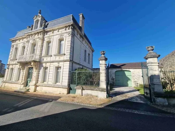 Maison de maître avec dépendances et piscine