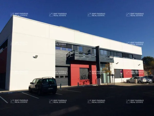 Local d'activité 2375 m²
