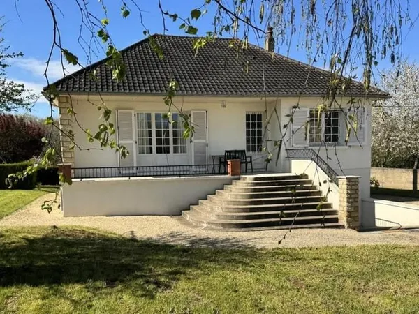 Maison sur sous-sol semi-enterré