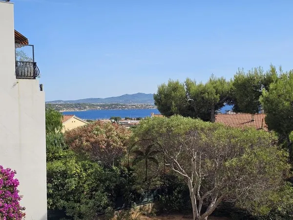 Exclusivité Bandol : T3 traversant lumineux avec terrasse