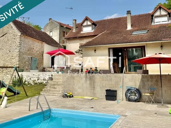 Vue dégagée, piscine chauffée et grands volumes
