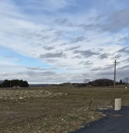 Terrain à bâtir de 703 m² à REIGNAT (63)