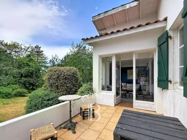 VILLA FAMILIALE À RÉNOVER, SITUÉE DANS LE TRIANGLE D'OR AU CAP F