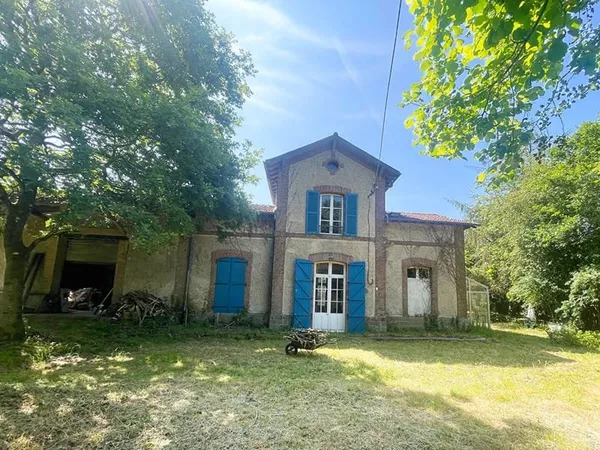 CÔTES-D'ARMOR: Pont Melvez. Une opportunité rare et remarquable. Ancienne gare bretonne à rénover.