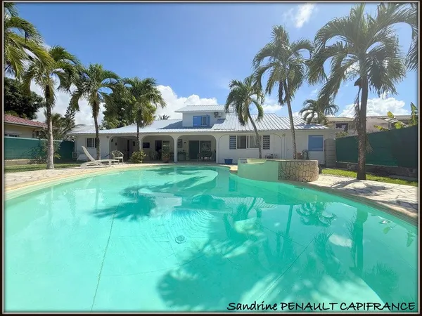 A VENDRE A KOUROU (97310) UNE MAGNIFIQUE PROPRIETE T7 DE 221 m² - TERRAIN DE 813 m²